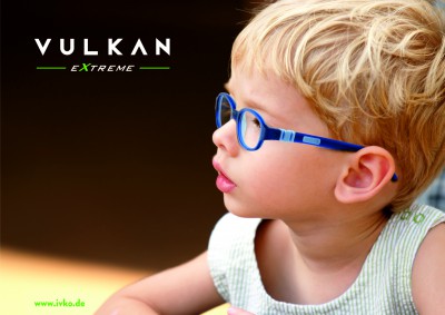 Junge mit Kinderbrille Vulkan Extreme